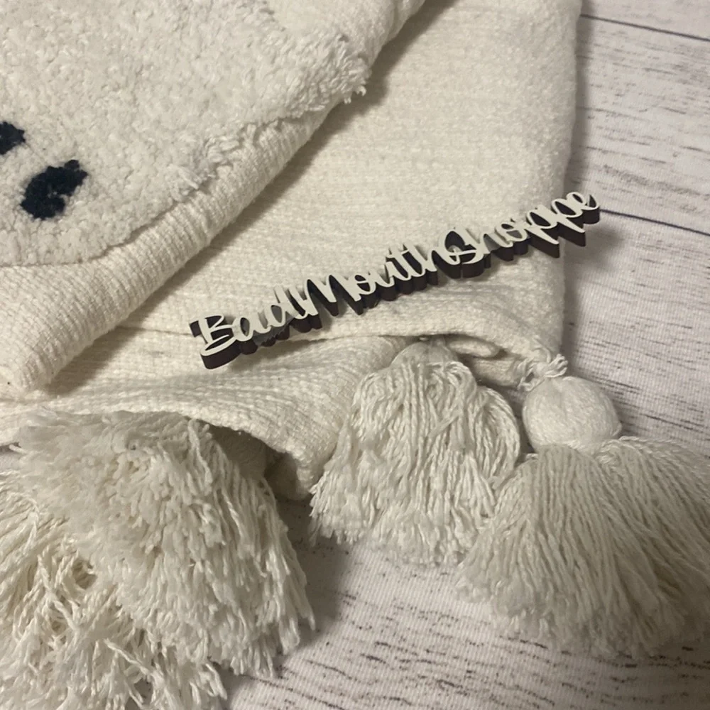*Rare White on White Ghost Viral Halloween Throw Blanket